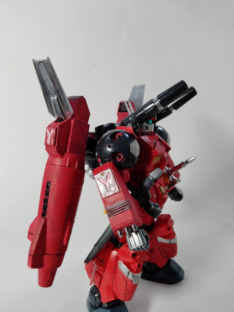 1/100Gキャノンマグナのビームキャノンと両腕部ビームガン両腕部ビームガンですが、Y-30なのでYの文字と別パーツで3連砲に敢えて変更しました。