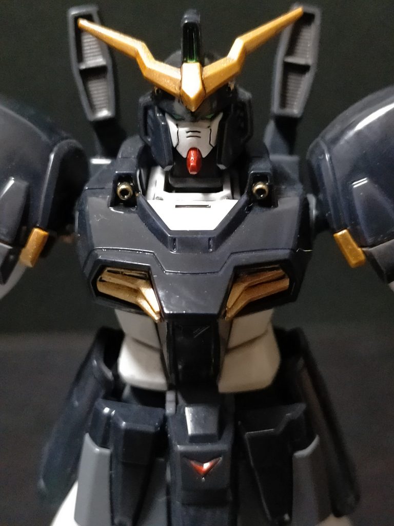 特殊機能ハイパージャマー:バックパックに搭載されている電波妨害装置。バックパック上部の噴出口から特殊ジャミング粒子を散布し、レーダー波を含む電磁波を光学カメラ完全に無効化する。これにより本機の姿を捉えることが不可能となるが、使用時間には制限がある。自爆装置:各ガンダムに搭載されている機密保持用の爆破装置。『W』第19話で使用しようとするものの、機体の損傷により作動せず、機体をOZに鹵獲されてしまった。バルカン砲:頭部に左右一対2門内蔵されている機関砲。マシンキャノン:肩部に左右一対2門内蔵されている大口径機関砲。