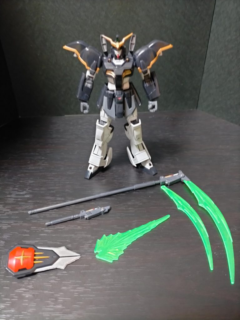 スタティックディスプレイ風鎌ビーム刃は長短2種付属収納時のビームサイズ裏はガッツリ肉抜き穴が有りますがスルーしました（笑）