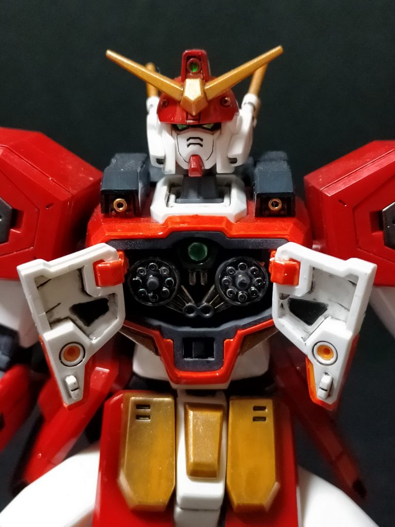 バルカン砲:頭部に2門内蔵された機関砲。マシンキャノンとともに斉射した際は一分も経たないうちに弾切れとなる。マシンキャノン:両肩に内蔵された機関砲。胸部ガトリング砲やバルカン砲と合わせて、敵機の接近を許さない牽制が可能。胸部ガトリング砲:胸部左右の開閉式装甲カバー下に隠されたガトリング砲。頭部バルカンと肩部マシンキャノンの中間に位置する。弾丸はケースレス弾を使用。