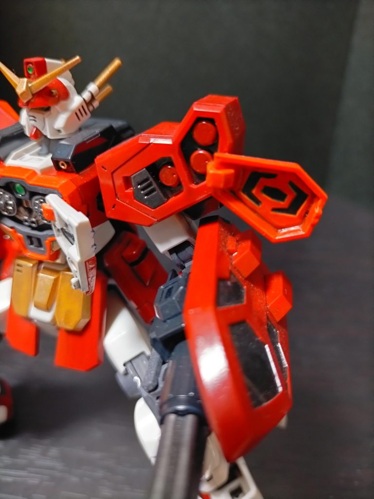 ホーミングミサイル:両肩アーマーに内蔵。標的の熱紋、電磁波を探知しこれを自動的に追尾する。