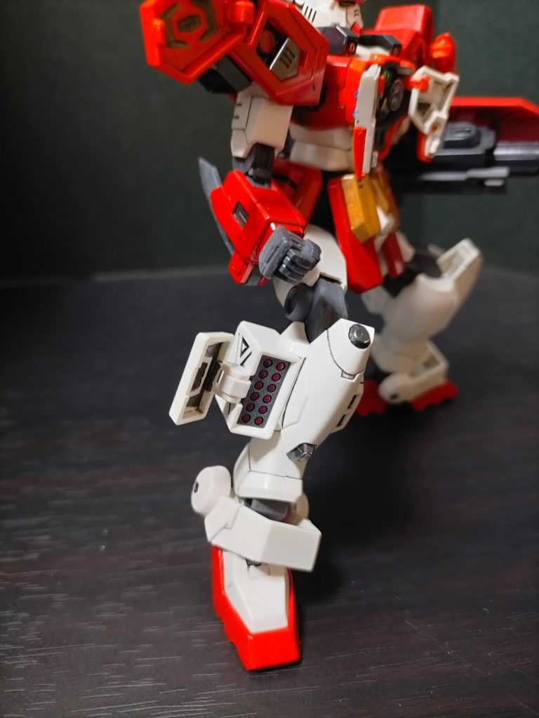 マイクロミサイル:両脚ランチャーポッドに内蔵。ホーミングミサイルとは異なり、追尾機能は持たない。片側ずつに最大12発装填可能。