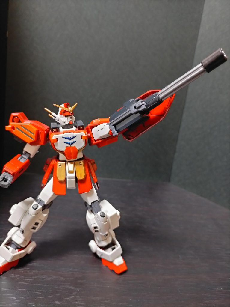 戦闘バンク風ビームガトリング:ヘビーアームズの主兵装。左前腕を覆うかたちで装着し、折り畳み式のフォアグリップを展開する事も可能。不使用時はバックパックに懸架される。シールドが備えられ、攻守一体の装備としても機能する。