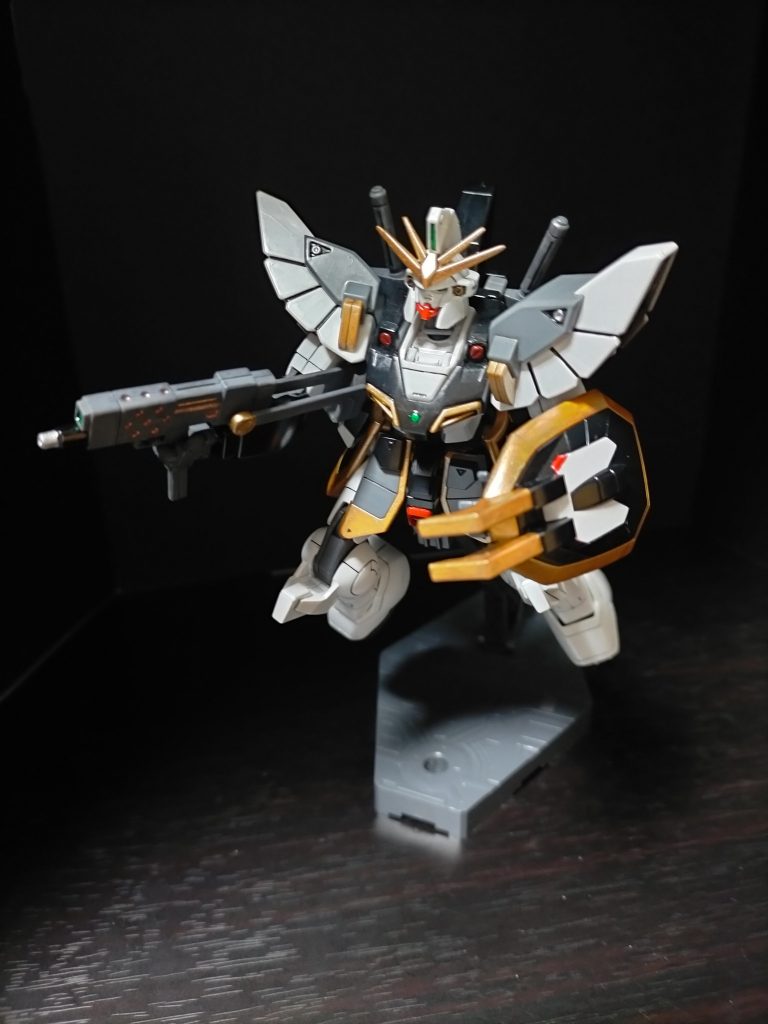 シールド（シールドフラッシュ）:コブラの顔をモチーフにした、対ビームコーティング仕様のガンダニュウム合金製防御装備。表面には強烈な光で敵の目をくらます「シールドフラッシュ」機能が、先端部にはクローが備えられている。ホーミングミサイル:両肩に内蔵された小型の自動追尾ミサイル。ビームサブマシンガン:サンドロック改で追加装備されたビーム兵器。すばやくビームを連射できる。バルカン:頭部の小型機関砲。