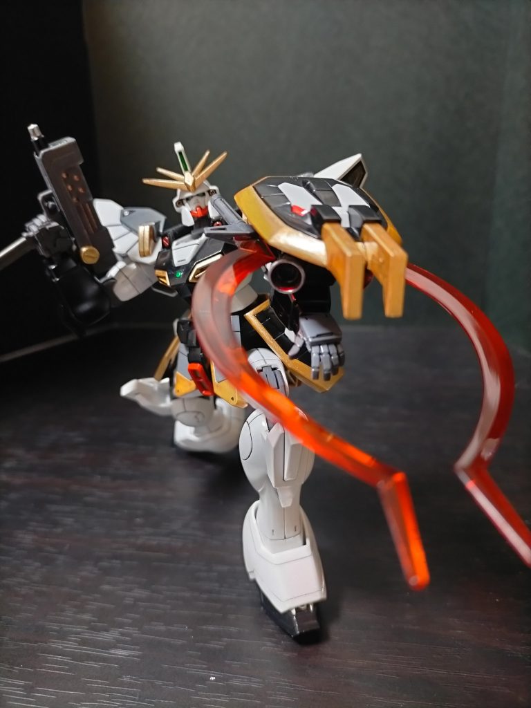 クロスクラッシャー:シールドに二振りのヒートショーテル、バックパックを合体させた武装。戦車すらも粉砕する威力を発揮する。劇中ではエアリーズを挟み斬る。※※※ガンダムサンドロック改のキットは、ノーマルと改の選択式のパーツ構成な為、バックパックが片方しか作れませんが、hgacシェンロンガンダムの発売により、ランナーがサンドロックのランナー流用な為、余剰パーツ同士を合わせれば、両バックパックを作れます【バーニア差替え】