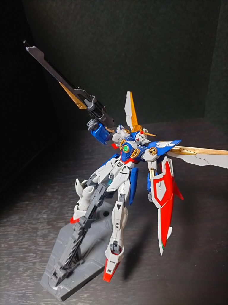 第1話での地球降下中に仮面の子安率いるMS部隊と交戦し、エアリーズ2機を一撃で撃破したアレバスターライフル:エネルギーを物質化寸前まで縮退化させて詰め込んだ専用カートリッジを銃身に3基装着しており弾数は3発となる。戦艦の主砲クラスと同等の威力を発揮する