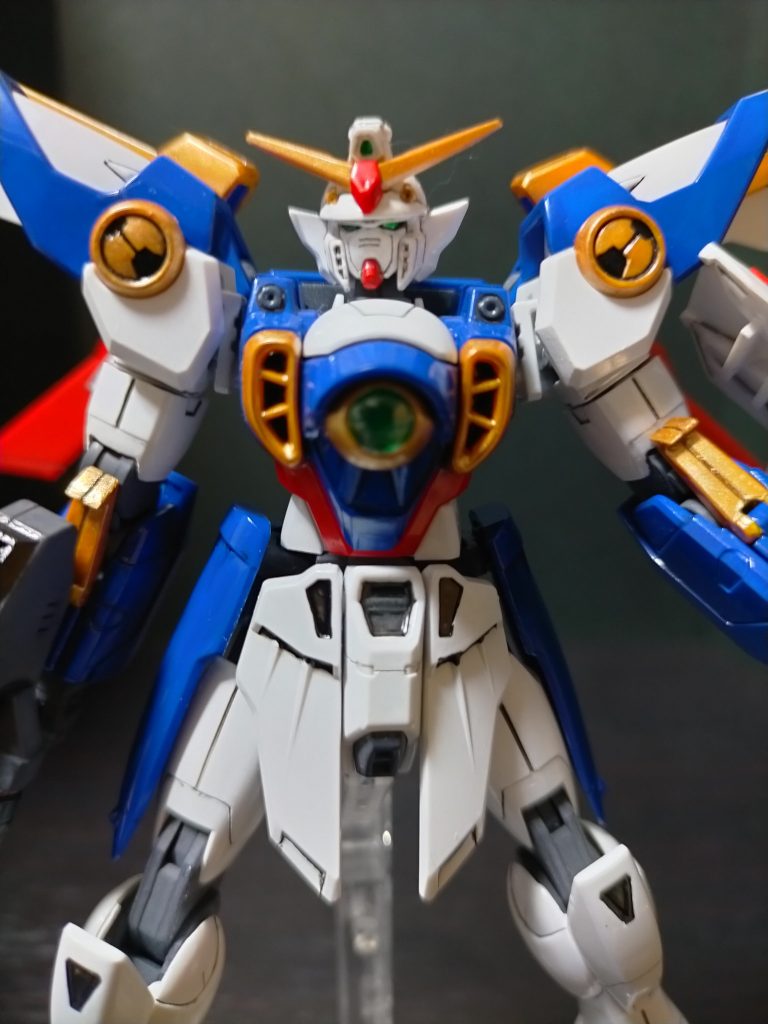 バルカン:頭部に2基内蔵された機関砲。斉射した際はマシンキャノンとともに、1分も経たずに弾切れとなる。主な用途は牽制や接近戦での使用となる。マシンキャノン:両肩に2基内蔵された機関砲。中・近距離用の兵装で、内部はドラム構造であるため連射ができる。サーチアイ:胴体中央に配置されたサーチアイは、頭部のカメラアイでは収集できない映像や電波情報も補足可能としている。