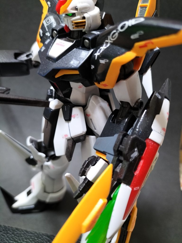 こんな感じで。黄色部分、赤部分は訳あって成型色のまま光沢クリアでコートしてます。白のパールはやっぱ写真では見えないですね