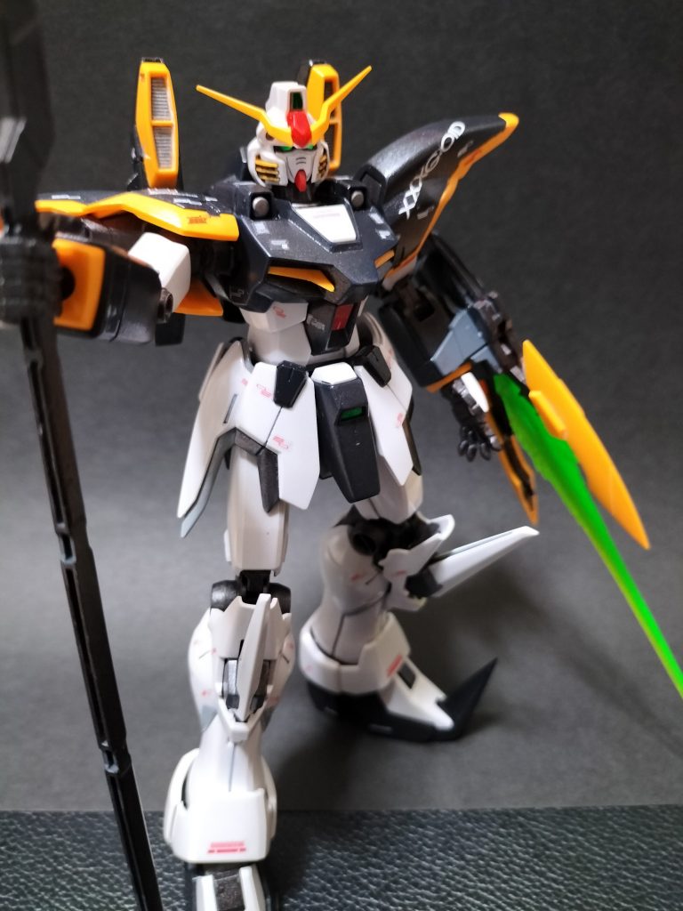 肩やボディの装甲もミッドナイトブルーで筆塗り後、同じくホワイトパールのスプレーで塗装しよく見ると細かい部分ラメが入った様にしました。