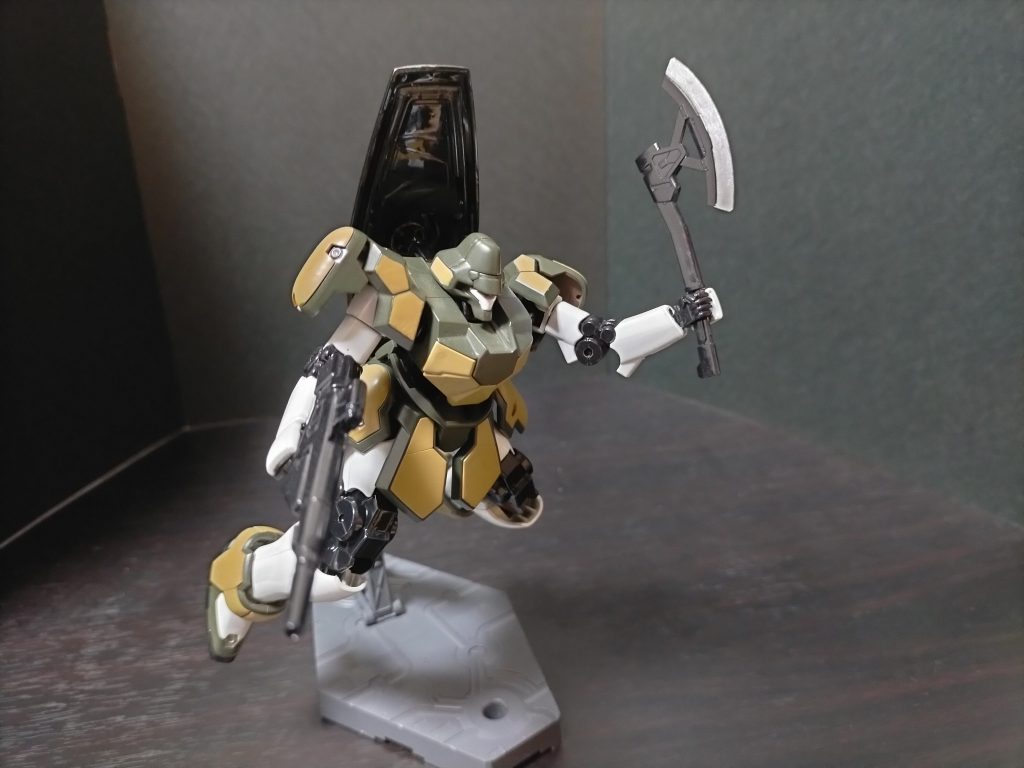 ヒートトマホーク手斧型の格闘戦闘用兵器。刃の部分を高熱化することで対象を溶断する。投擲武装としても使用可能。シールドジョイントパーツを介して腕部に装備されるシールド。表面にはリアクティブアーマーを増設することが可能。 