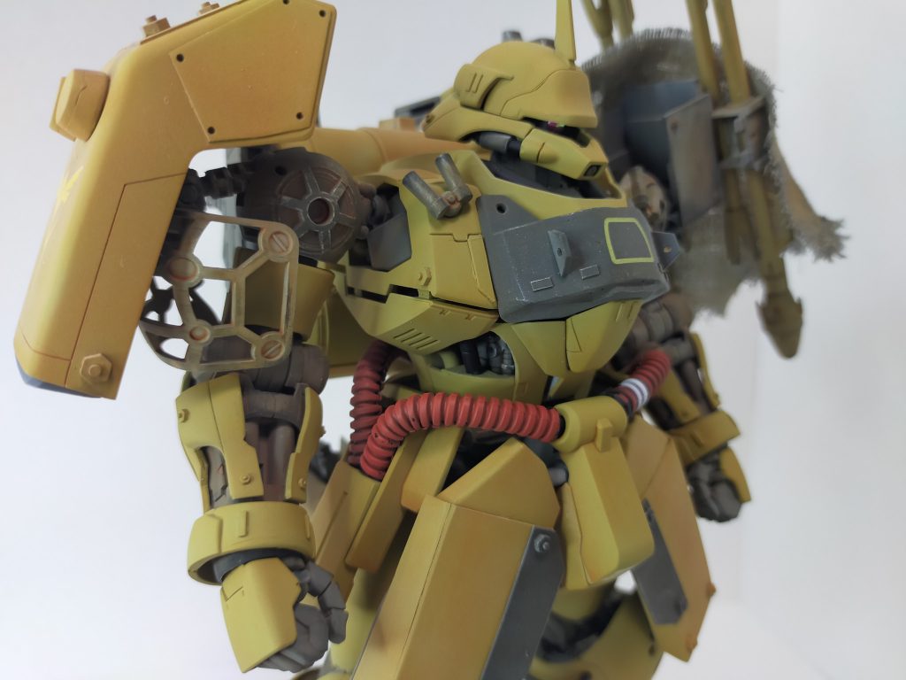 宇宙からの生き残りである新生ネオ・ジオン軍の男は、砂漠のど真ん中でデザート・ドーガを率いるオアシス隊に発見、保護された。