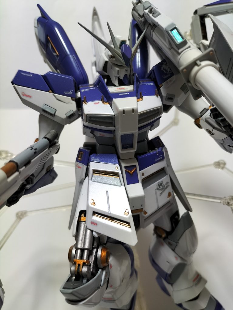 ＲＧやストフリみたいな感じで関節や装甲の間からのゴールドチラ見えに。