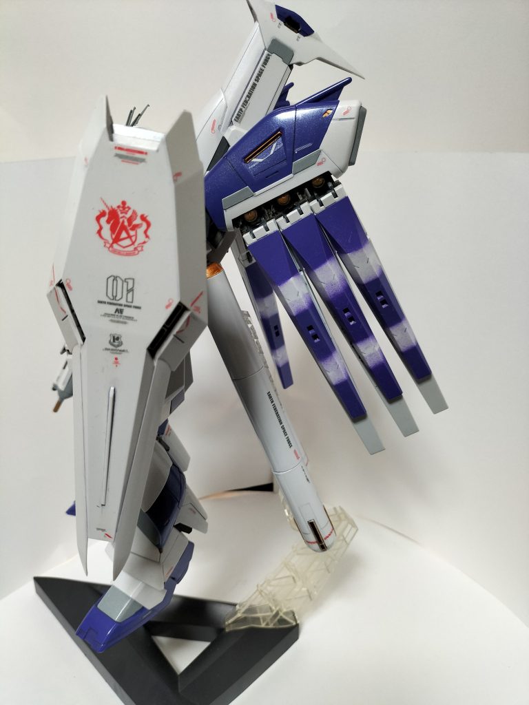 フィンファンネルだけは、保管時にデカールがボロボロになってしまっていたので、缶スプレーのパープルで頑張ってグラデーションした上にホワイトパールです。寄ると粗粗です。