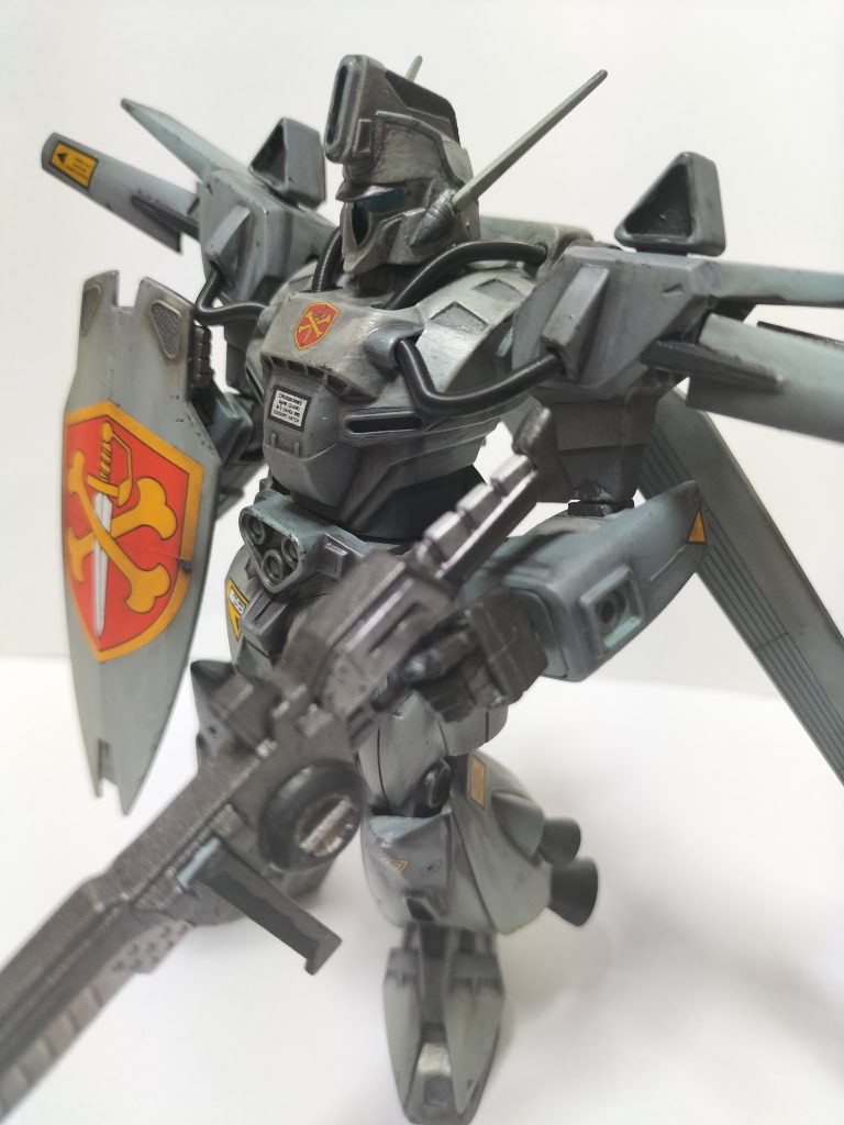 買った時には鉄血フレームでフル稼働なダギイルスを画策してましたが、技術無かったので右脚のダボ穴切って断念。右脚の中にエポパテ詰めて閉じました。