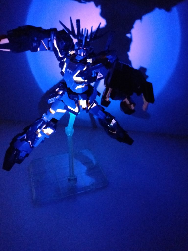 蛍光オレンジを使ったので、ブラックライトで発行します。最後までご覧いただき、ありがとうございました。