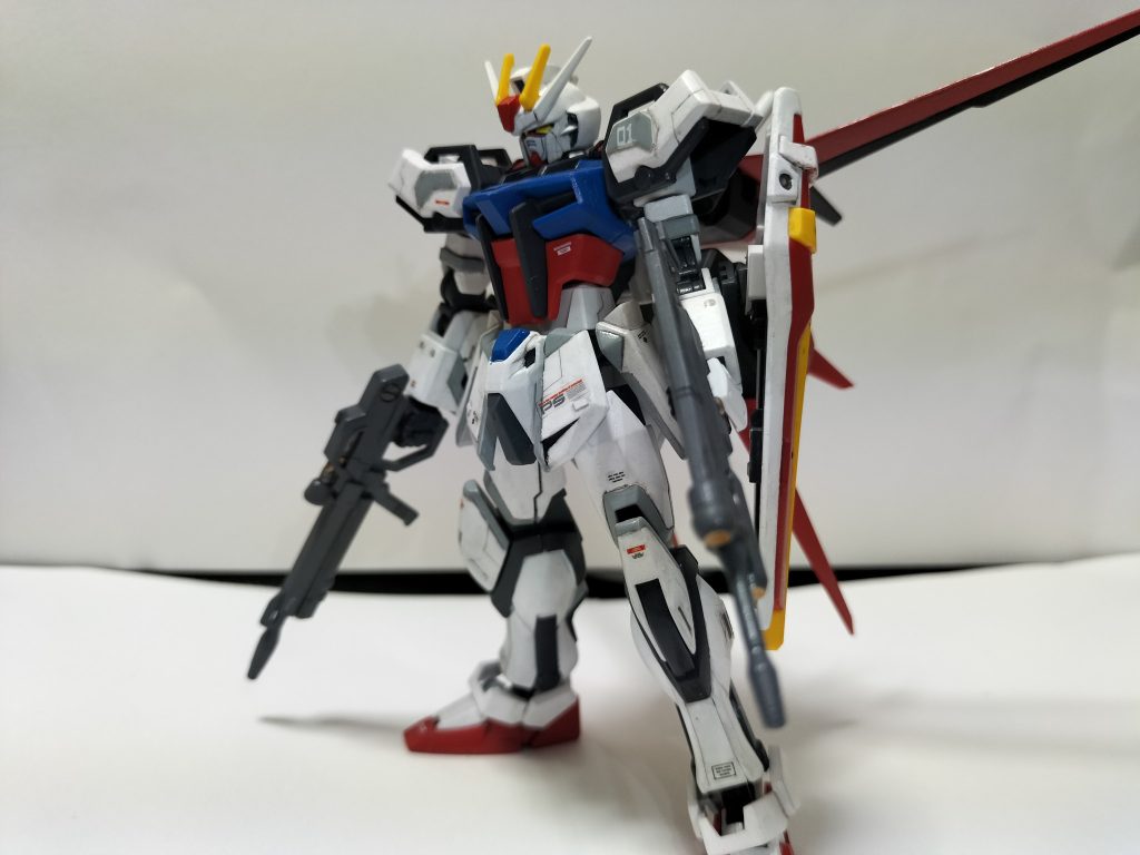 左手が寂しかったので、余っていたデュエルのライフルを持たせました。相変わらず遠目で見ると良いですね。汚そうかと思いましたが、エナメルの墨入れ中に蓋に塗料が垂れてベトベトについでに触ってしまいほんのり汚れてしまいました（笑）