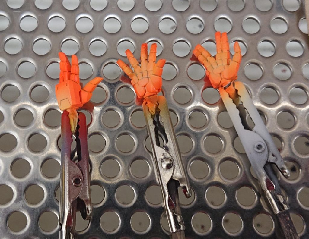 発熱手首はUVライトで光らせなくても発光して見えるようグラデーション塗装結構上手くいった😁