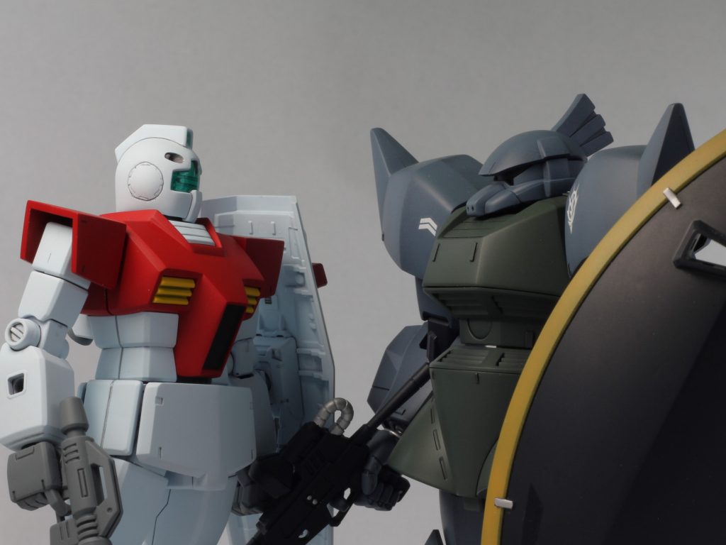 物語後半の、両軍の量産機どちらも自信作です