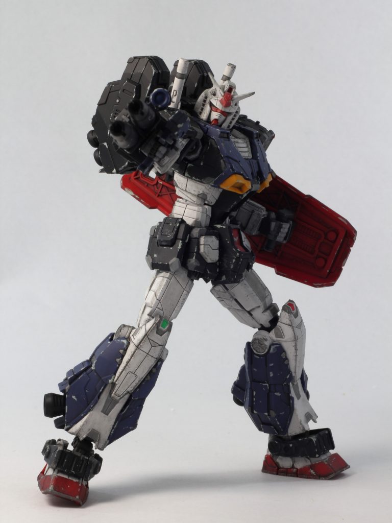 2連装ビームライフルめちゃくちゃ好き実はライフルの中とかセンサーとかスラスターとか、蛍光ブルーで光るはずなんだけどブラックライト持ってない…