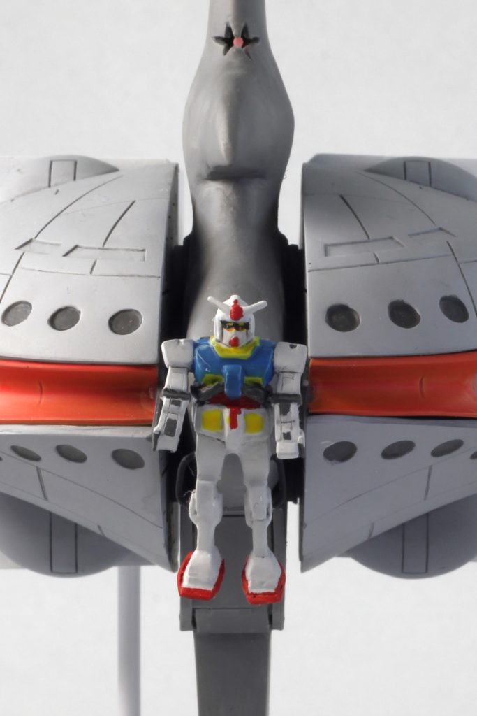 パーフェクトガンダムはきっと付属のガンダムを改造プロポーションは旧キットですが、形は一応サンボル版になるように、削ったり盛ったり掘ったりしています