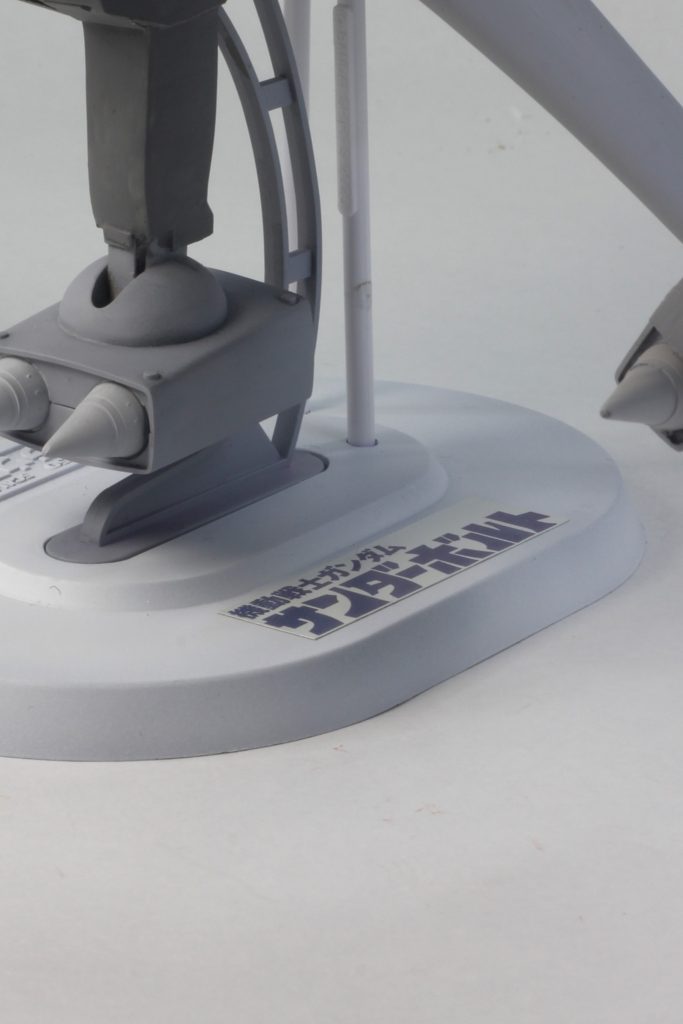 台座に単行本限定版付録のボールに付いてくるシールを貼りましたまた、パテ盛したことで重くなった本体を支えるために、ランナー棒の支柱を追加しました