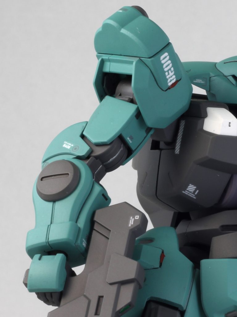 肉抜き埋め&ディテール追加肩フレームや肩装甲裏、二の腕