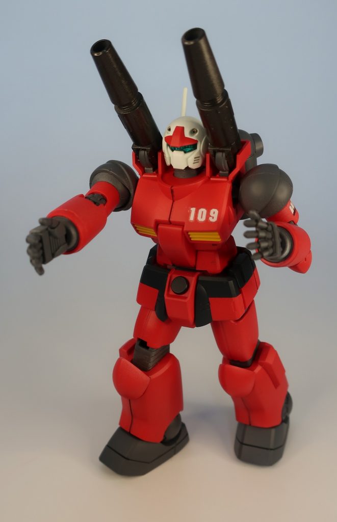 組み付いて背負い投げを狙うハヤトのガンキャノン