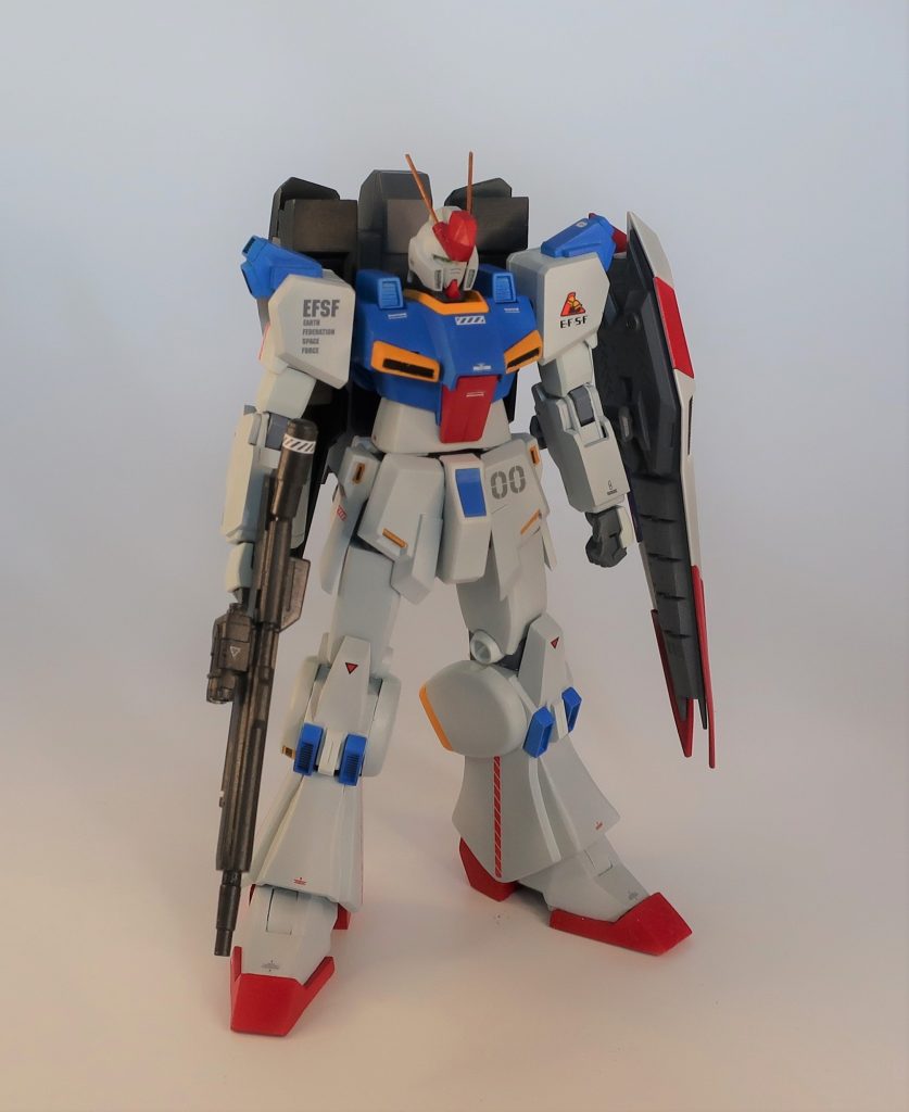 リファインに当たり、肩・膝・盾等の突起を小さくしています。合体変形機構は廃止されたので、脚や腕は形状変更しています。その他、細々と手を加えています。