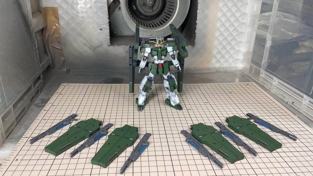 グラデーション塗装で仕上げてあります。緑はもう少しコントラスト強めのほうが良かったかもしれませんね。ホルスタービットは磁石化してあるのですが、保持力が少し弱い&装備させると自立しないのでどうやってディスプレイするか悩んでいます。