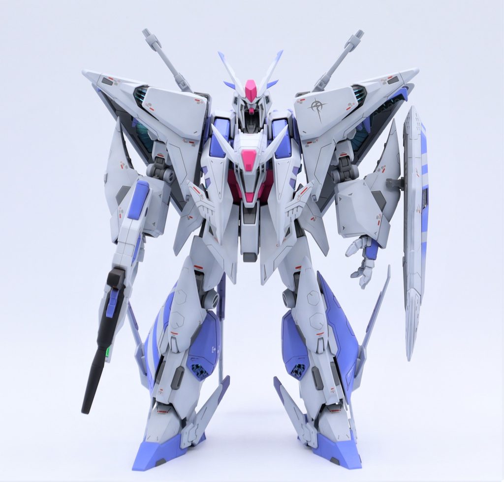 外装メインカラー3色+差し色1色にした分すっきりした印象になるので、シールドと右足外側部分にアクセントでラインを入れてみました✌️外装が広いΞにはピッタリで満足しています🙆ビームライフルも外装と同じ明るく仕上げました🔫