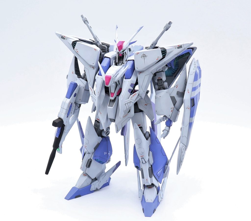 各所フィン、ミノフスキー・フライト・ユニットはガイアノーツの「プリズムメタリックターコイズグリーンライトブルー」を塗装してます😄Ξガンダムはサイコフレームを搭載していなくてもサイコフレームが積んであるような感じに仕上げ、青→緑に変色するので見る角度で表情が変わるのも気に入っています👍