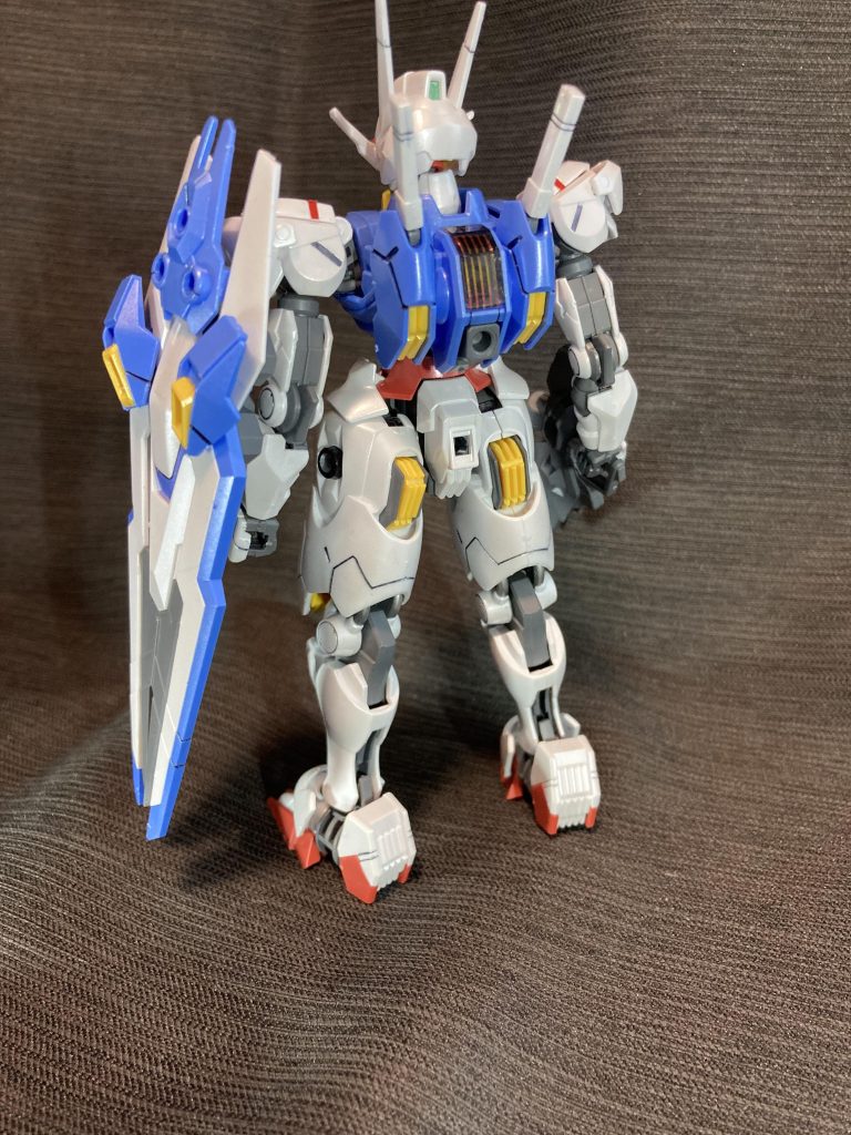 背面仕上げは外装は光沢クリアですが、グレーのフレーム部分は艶消しクリアを吹いてます。