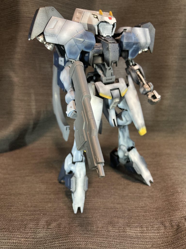 特異なデザインの機体ですが、そのもっとも特徴となる大型の頭部から出てる前掛け?部分を切り離し胸部装甲として固定しています。これだけで随分と印象が変わりました。なお、上の隙間はキリマスヴィダールの装甲を切り取って流用しています。