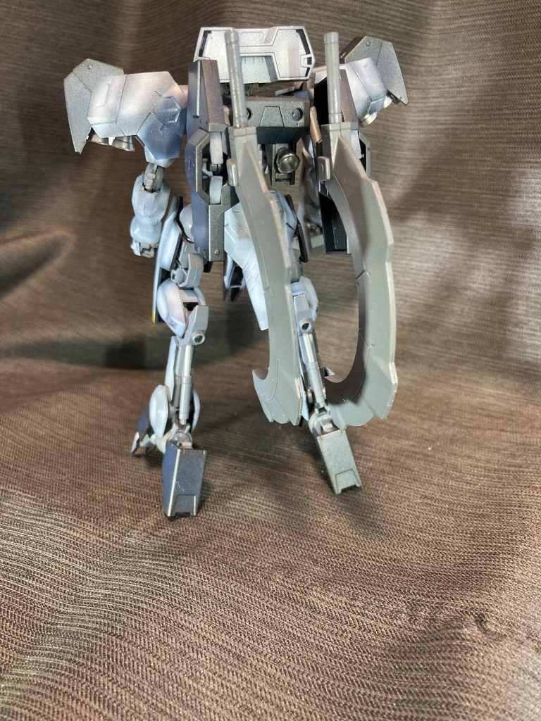 腰(取り付け的には大腿部)のアンカー射出クロ―はユニットごとバックパックに移設し、そこに円月刀をマウントしています。