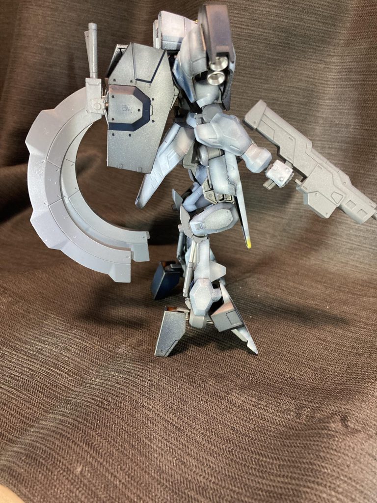 ややリアヘビーですがちゃんと自立します。装甲の薄いユーゴー、生残性を高めるためにコックピットが頭部なのはいいですが、推進系の保護が弱いのもどうかと、シールド代わりに移設しました。取りはランナーを使ってジョイントを作成しています。