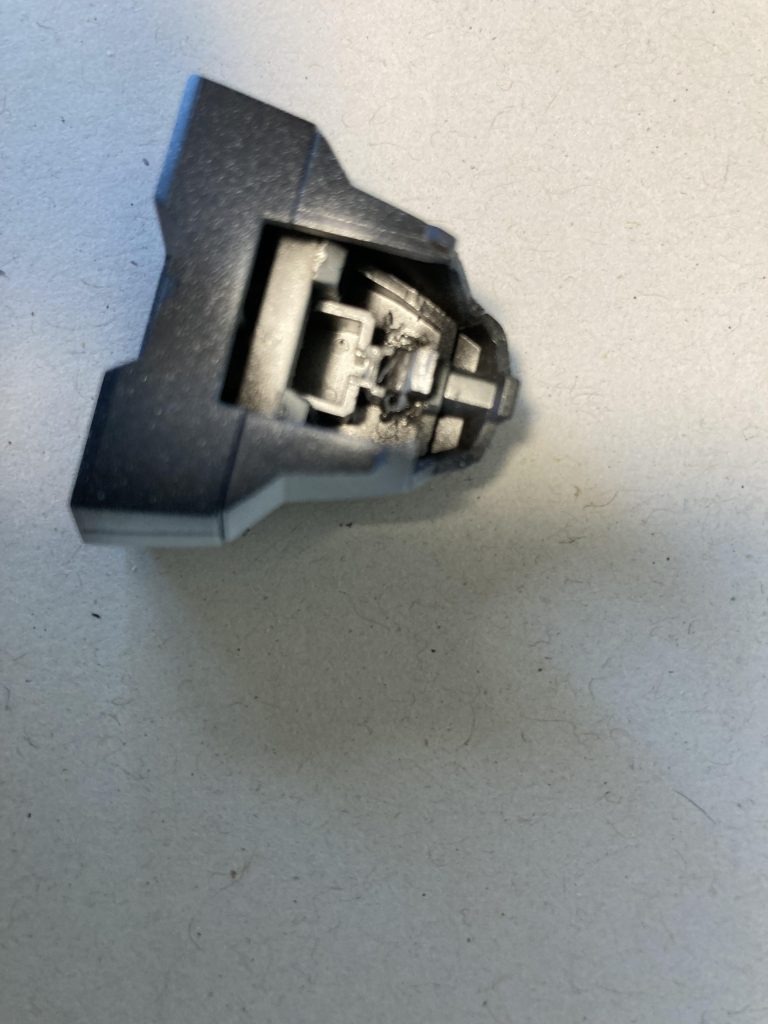 頭部はセンサー部分があまりに奥まっていたので位置を5mmほど前にずらしています。ご覧いただきありがとうございました。