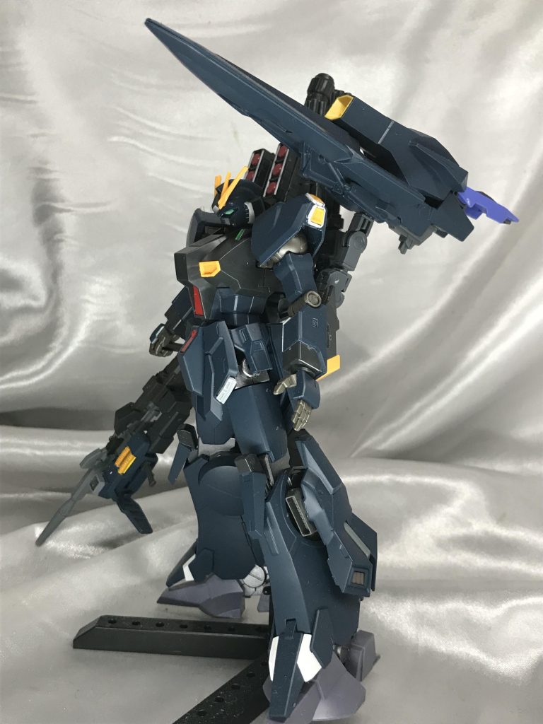 基本はνガンダム。足はシルヴァバレトサプレッサーのものを使っています。色はネービーブルーに。 サプレッサーみたいな色を目指しました。