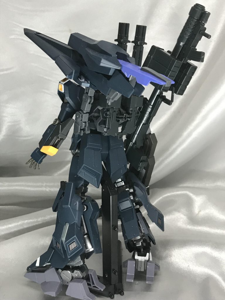 アシンメトリーな背部、特殊グリップで重くなった武器の分右肩の武装は重めにしてます。