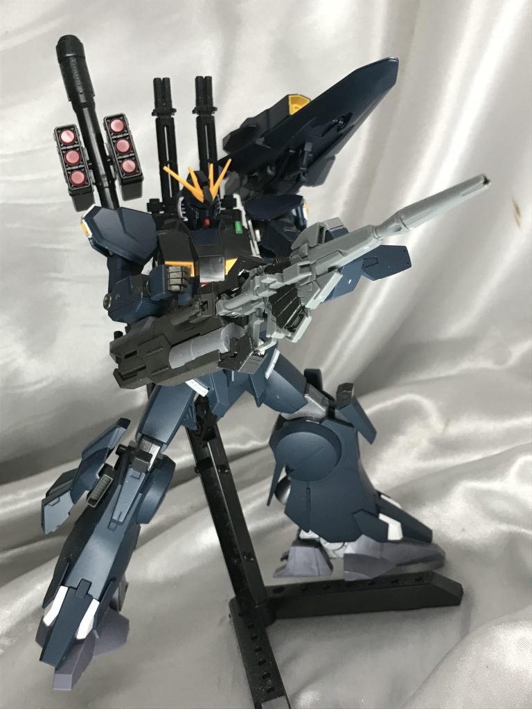 武器はビームマグナム。サプレッサーのように発射の衝撃で壊れた腕を交換する方法ではなく、ショックを吸収するように特殊グリップの接続して使うタイプにしました。ビームキャノン的な使い方をイメージしてます。