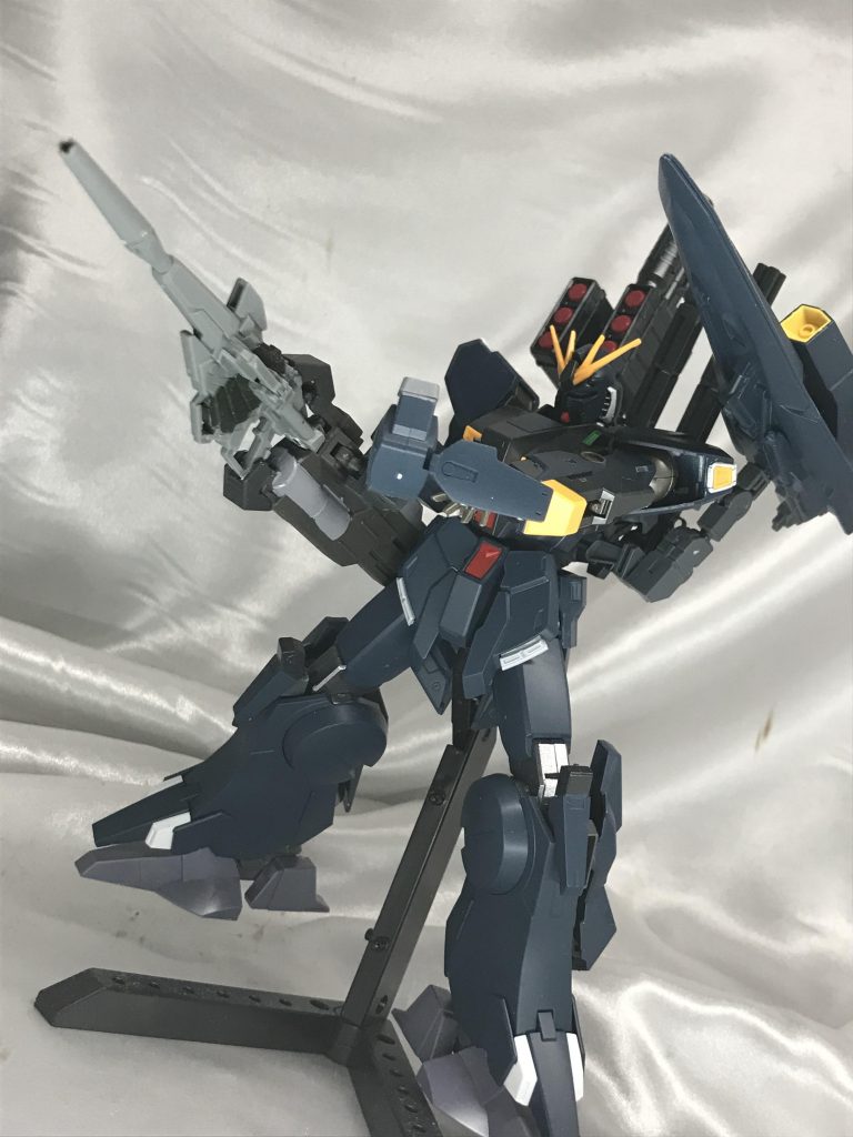 νガンダムがナラティブの世界まで生き残っていたのではなく、予備パーツとかで断片的に残っていたパーツを寄せ集めて組み上げたイメージです。νガンダムのイメージがどこまでなくせられるか試した結果手足を変えたら面影だいぶ無くなったので下半身のみ変えました。