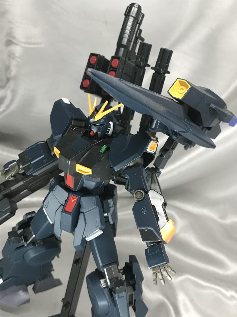 背面武装は左肩にフルアーマーUCの武器群。右肩にはデルタカイのシールドにハイメガ砲を装備させています。ロングレンジフィンファンネルをイメージしましたがサイコミュ兵器ではないので飛びません。