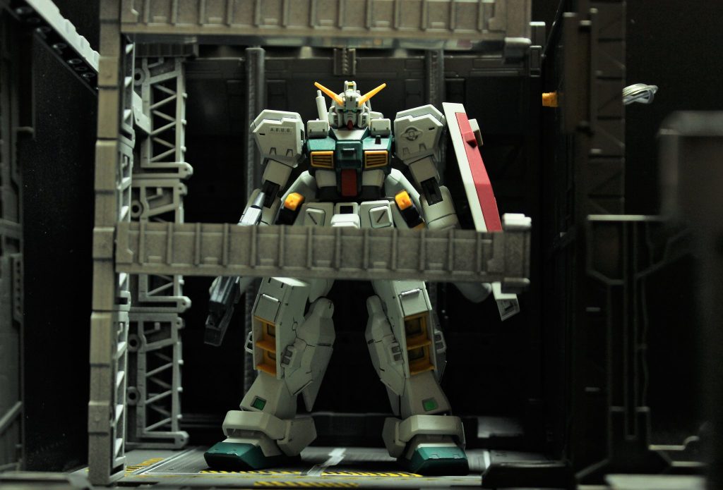 アナハイムの最深部の工廠にてそれは組まれていた。本来ならこの場所にはあるはずのない機体。「なぜコイツがここにある？」エゥーゴの士官の問いにアナハイムの上役はただ口元をニヤリとさせるだけであった。しかしそれだけでこの状況を雄弁に物語るには十分すぎる答えでもあった。if機体のエゥーゴ運用版ヘイズルを使用したジオラマです。秘密裏に譲渡される軍部と軍需産業の癒着をイメージした設定をあててみました。とりあえず色々な物語を悶々と楽しむ為に作ったものばかりですがジオラマを通して見つける世界観もなかなか楽しませてくれるのでこんな感じのガンプラの楽しみかたも有りではないかなと、楽しませてもらってます🙆