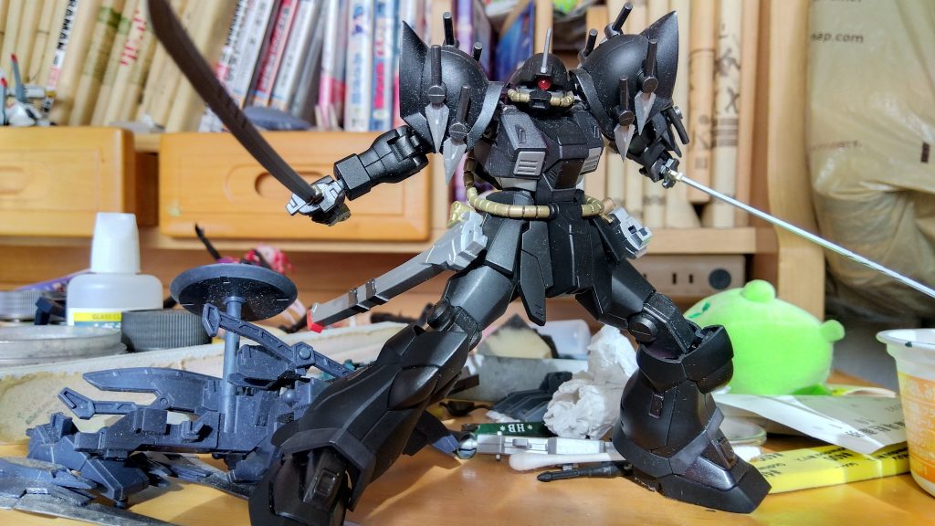 しかし、こうして黒い塗装に日本刀二つに苦無って、なんか、外見的に侍なのか忍者なのか……