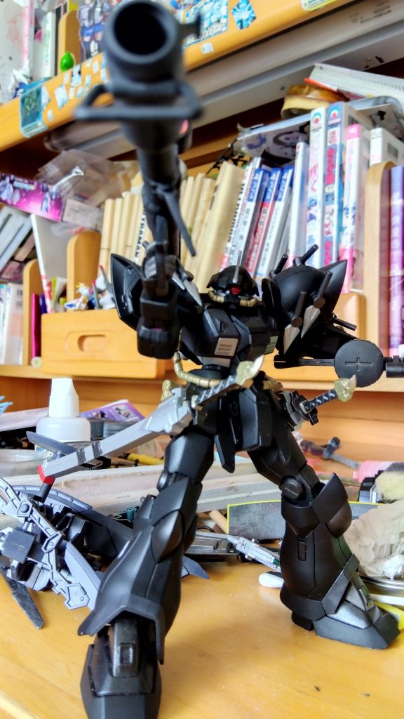 そして、飛び道具は苦無以内にもジャイアントバズとザクマシンガンを持たせて遊ぶ。ついでに、あのバズーカとイフリートのモノアイの奴はウエーブさんのパーツを加工してやってやりました。こいつは、お気に入りだなー