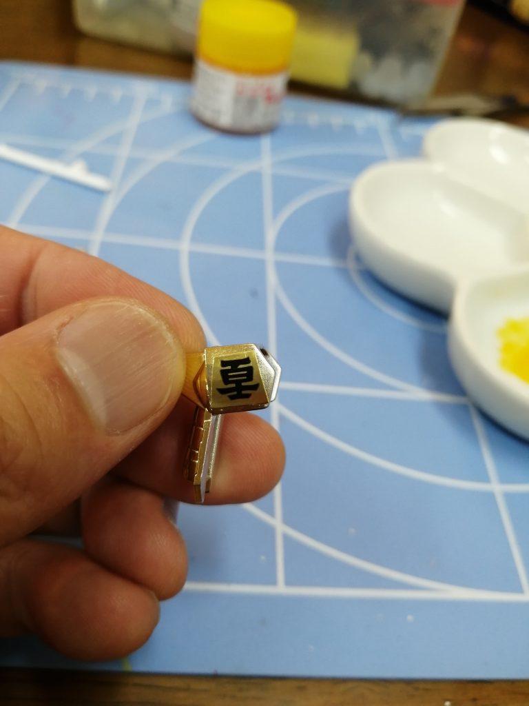 いちおう金メッキ仕様ではありますが、ところどころ下地のメッキとクリアイエローの吹き付けが、十分でないところがあります(上の画像では肩鎧内側がそうです)。