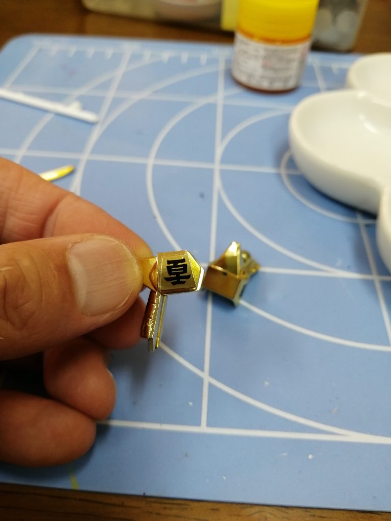 なので、そういうところは筆塗りでもいいので、クリアイエローを塗ってあげると、だいぶ見栄えが変わります。肩鎧以外にも、吹返しの裏や足甲の部分など、4、5カ所ほどありますので、ぜひおすすめです。