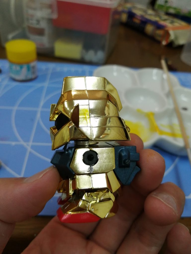 ゲート跡なんかは、ガンダムマーカーのメッキシルバーが大活躍。なんなら物干し竿も、実は表半分しかメッキ加工されていないので、塗ってあげた方が断然いいです。