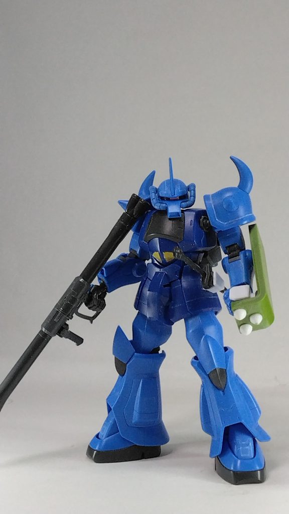 スジ彫りに初挑戦し、スパイクシールドなど小物を自作しました。