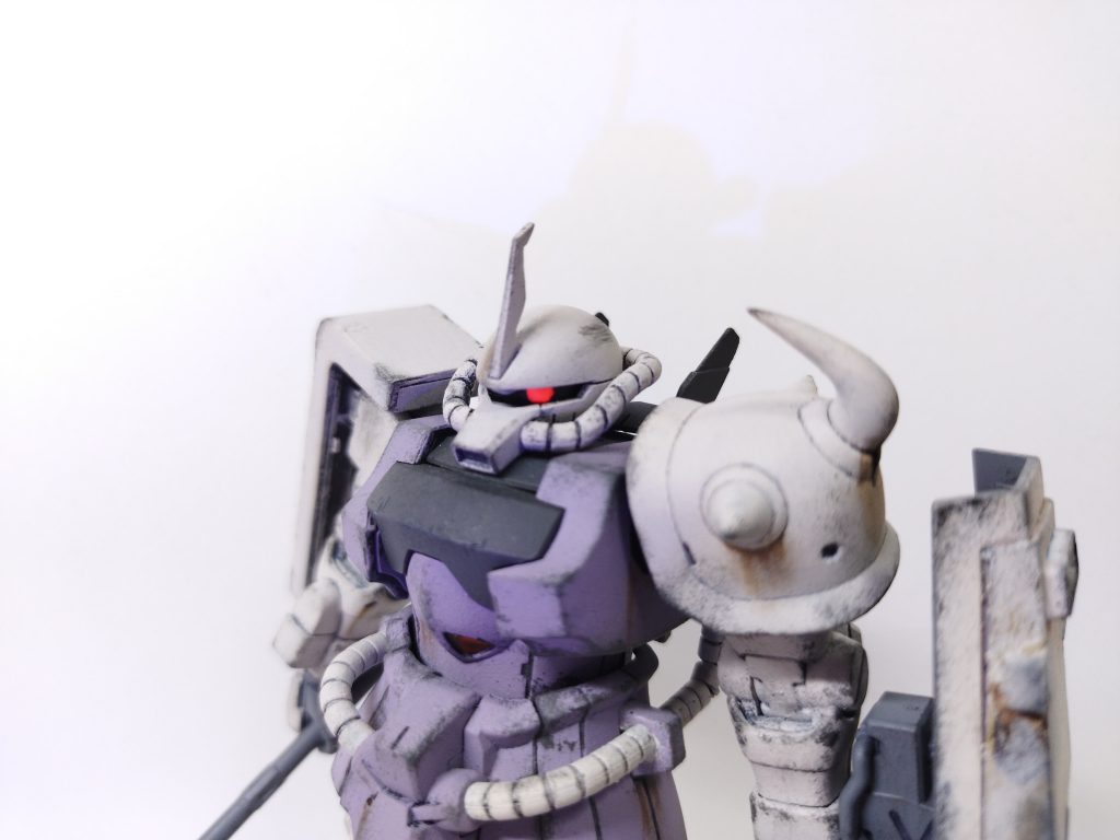 パーツを削りモノアイスリットを1mmほど細くました。目付きが鋭くなってやって良かったと思います。