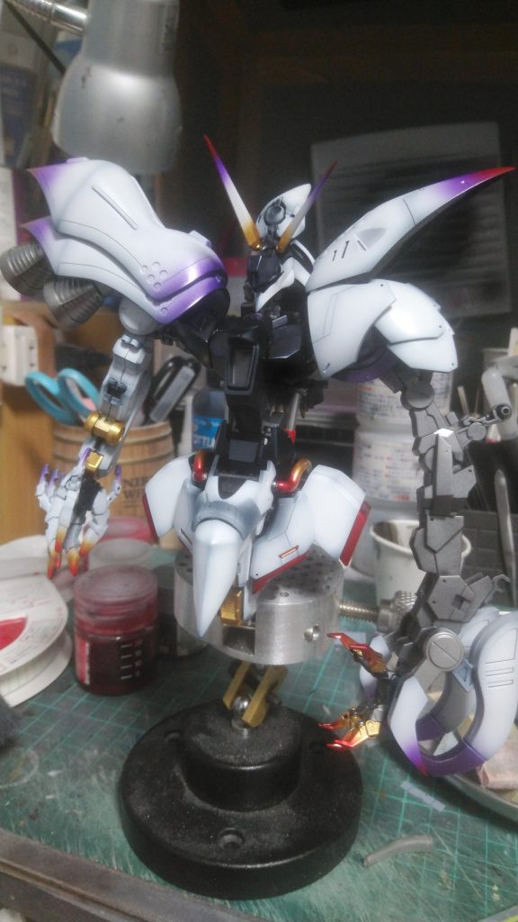 塗装は白ベースに紫、赤のお気に入りのグラデーション、パイプ類はゴールドにクリアレッドのグラデーション